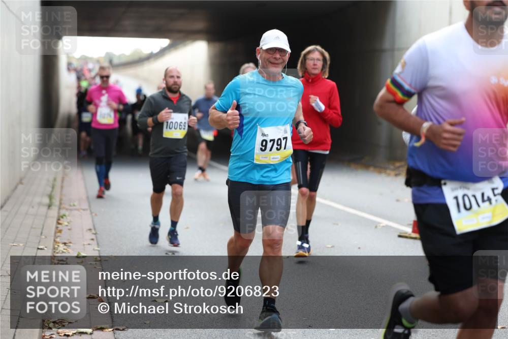 05.10.2025 - 20. swb-Marathon Bremen Michael Strokosch http://msf.ph/oto/9206823 05.10.2025 10:51:36 Laufen 10069, 9797, 02480, 10145 meine-sportfotos.de