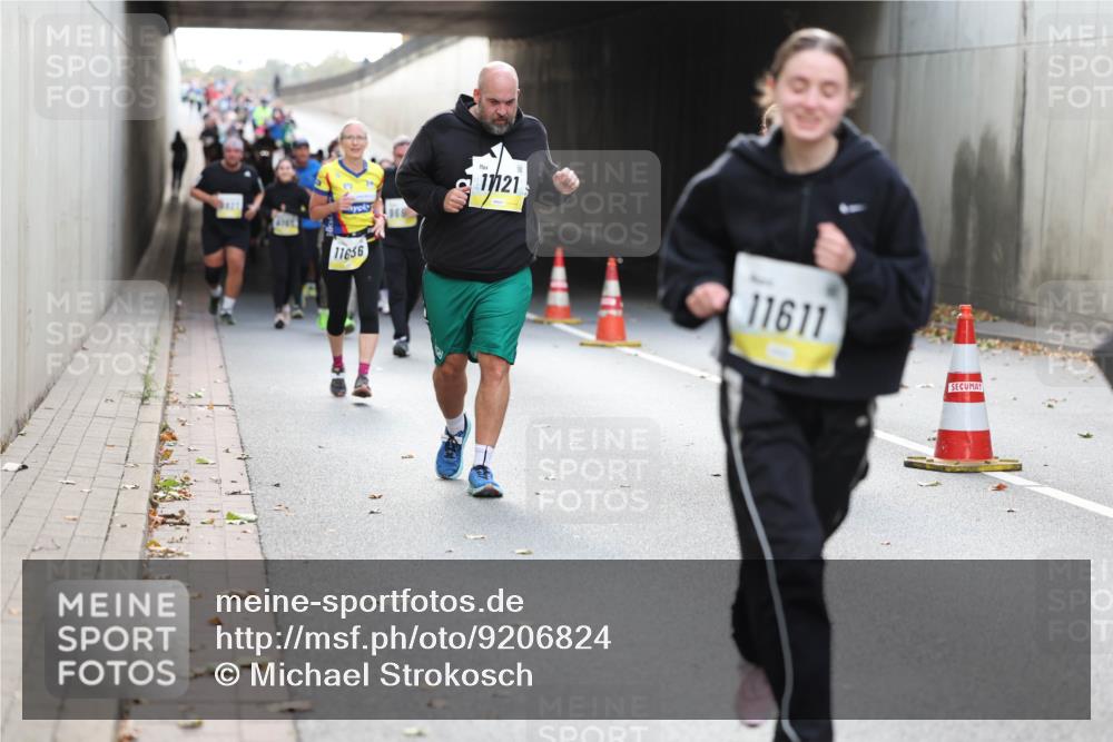 05.10.2025 - 20. swb-Marathon Bremen Michael Strokosch http://msf.ph/oto/9206824 05.10.2025 10:58:25 Laufen 1121, 11656, 11611 meine-sportfotos.de