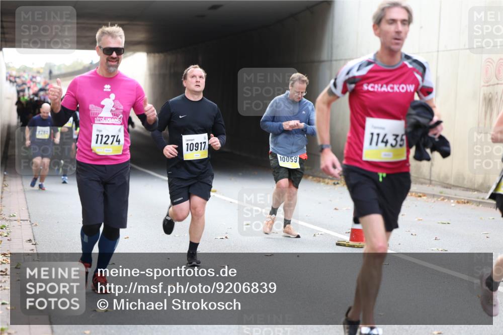 05.10.2025 - 20. swb-Marathon Bremen Michael Strokosch http://msf.ph/oto/9206839 05.10.2025 10:51:40 Laufen 8292, 11274, 10917, 10059, 11435 meine-sportfotos.de