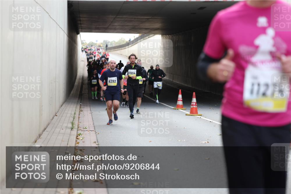 05.10.2025 - 20. swb-Marathon Bremen Michael Strokosch http://msf.ph/oto/9206844 05.10.2025 10:51:42 Laufen 11606, 9292, 11554, 09, 16, 127 meine-sportfotos.de