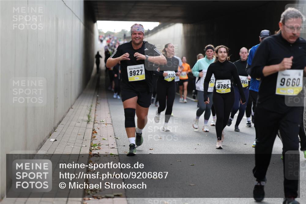 05.10.2025 - 20. swb-Marathon Bremen Michael Strokosch http://msf.ph/oto/9206867 05.10.2025 10:58:31 Laufen 9927, 1035, 9765, 964, 9660 meine-sportfotos.de