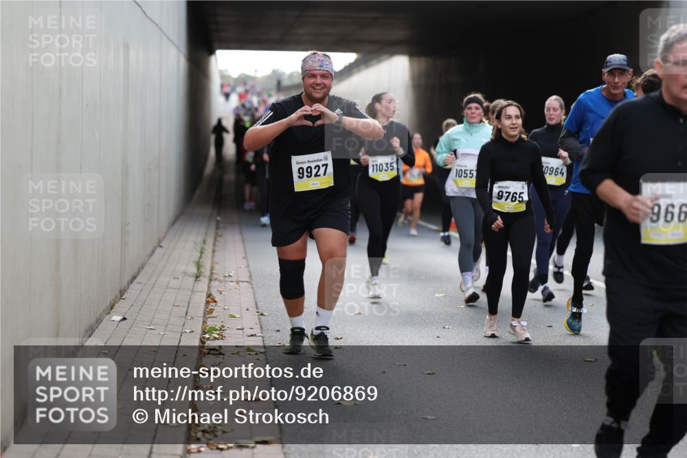 05.10.2025 - 20. swb-Marathon Bremen Michael Strokosch http://msf.ph/oto/9206869 05.10.2025 10:58:31 Laufen 9927, 11035, 10551, 9765, 0964, 966 meine-sportfotos.de