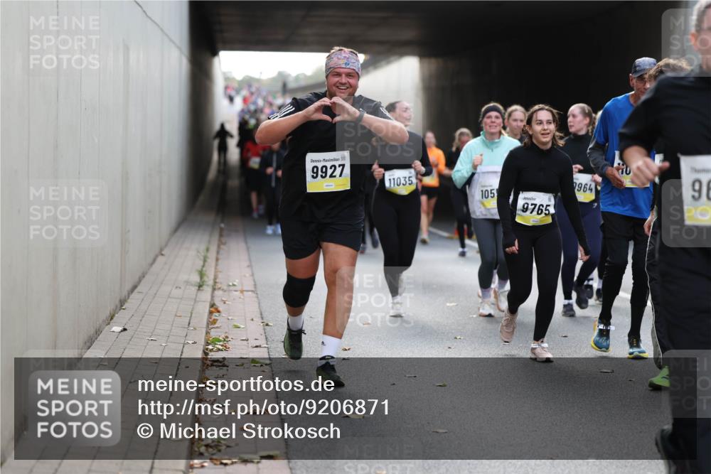 05.10.2025 - 20. swb-Marathon Bremen Michael Strokosch http://msf.ph/oto/9206871 05.10.2025 10:58:32 Laufen 9927, 11035, 105, 9765, 1964, 96 meine-sportfotos.de