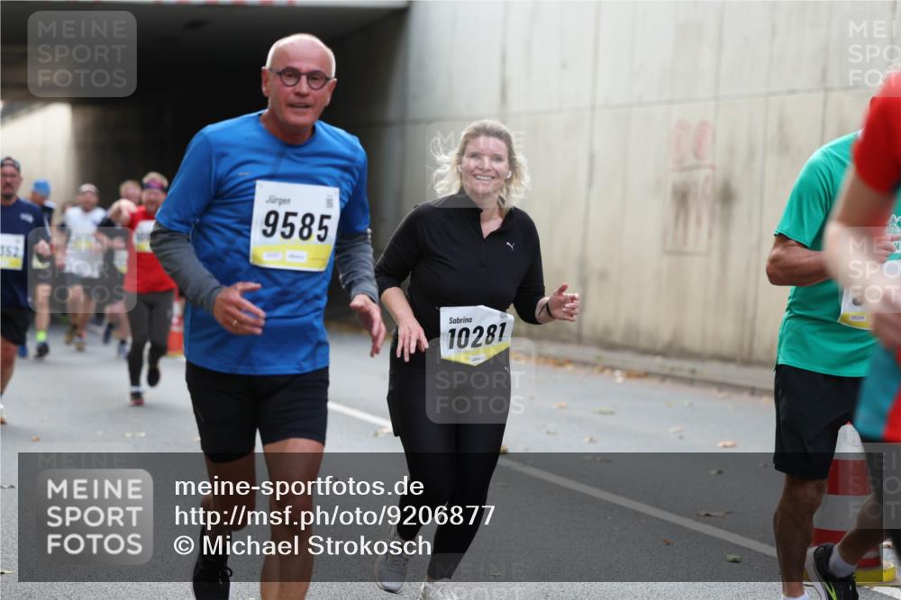 05.10.2025 - 20. swb-Marathon Bremen Michael Strokosch http://msf.ph/oto/9206877 05.10.2025 10:51:56 Laufen 352, 9585, 10281, 02328 meine-sportfotos.de