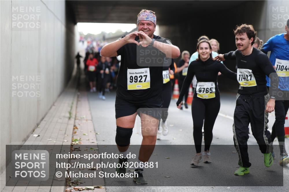05.10.2025 - 20. swb-Marathon Bremen Michael Strokosch http://msf.ph/oto/9206881 05.10.2025 10:58:32 Laufen 9927, 35, 9765, 11427, 1104 meine-sportfotos.de
