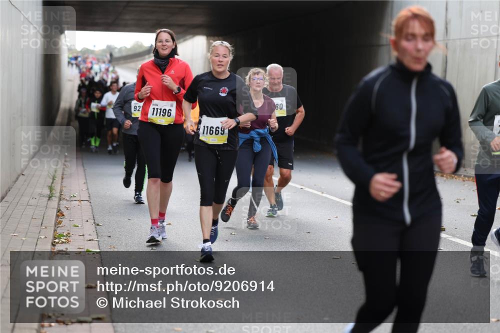 05.10.2025 - 20. swb-Marathon Bremen Michael Strokosch http://msf.ph/oto/9206914 05.10.2025 10:58:42 Laufen 92, 11196, 11669, 80 meine-sportfotos.de