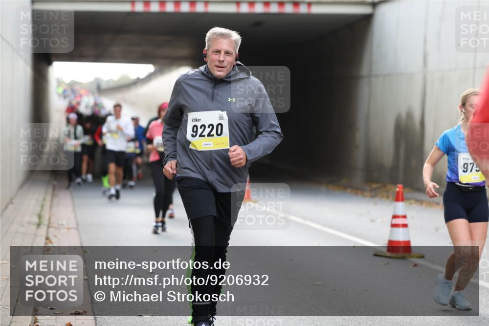 05.10.2025 - 20. swb-Marathon Bremen Michael Strokosch http://msf.ph/oto/9206932 05.10.2025 10:58:45 Laufen 9220, 975 meine-sportfotos.de