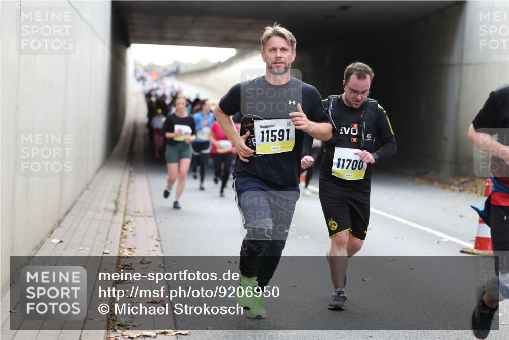 05.10.2025 - 20. swb-Marathon Bremen Michael Strokosch http://msf.ph/oto/9206950 05.10.2025 10:52:19 Laufen 11591, 11700 meine-sportfotos.de