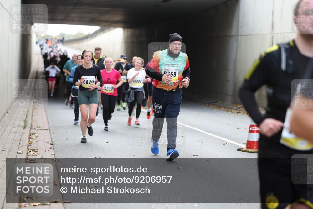 05.10.2025 - 20. swb-Marathon Bremen Michael Strokosch http://msf.ph/oto/9206957 05.10.2025 10:52:20 Laufen 9820, 0377, 10890, 359 meine-sportfotos.de