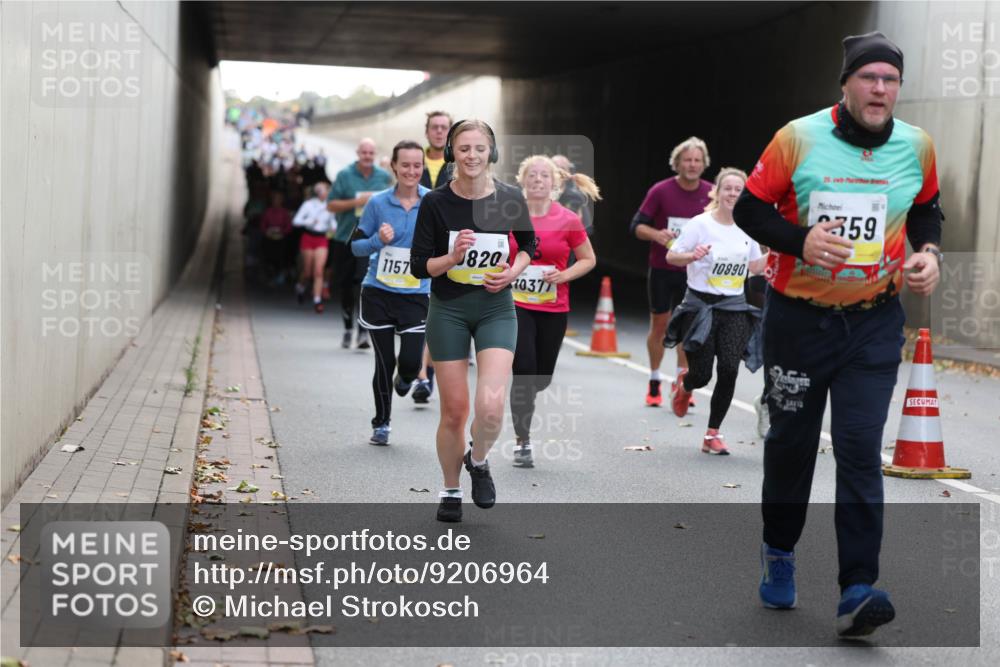 05.10.2025 - 20. swb-Marathon Bremen Michael Strokosch http://msf.ph/oto/9206964 05.10.2025 10:52:22 Laufen 820, 1157, 10377, 10890, 359 meine-sportfotos.de