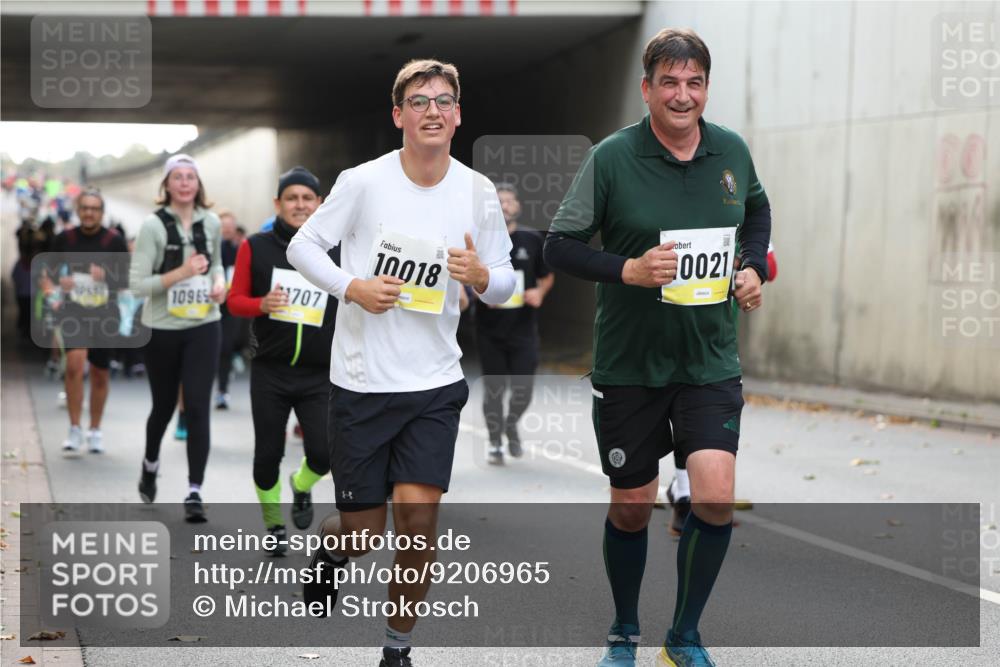 05.10.2025 - 20. swb-Marathon Bremen Michael Strokosch http://msf.ph/oto/9206965 05.10.2025 10:58:52 Laufen 1096, 707, 10018, 0021 meine-sportfotos.de