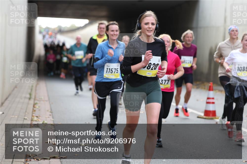 05.10.2025 - 20. swb-Marathon Bremen Michael Strokosch http://msf.ph/oto/9206976 05.10.2025 10:52:23 Laufen 11575, 820, 377, 1085 meine-sportfotos.de
