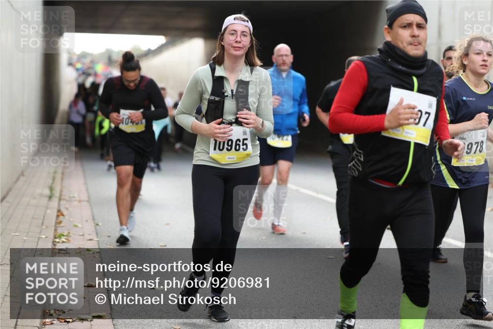 05.10.2025 - 20. swb-Marathon Bremen Michael Strokosch http://msf.ph/oto/9206981 05.10.2025 10:58:55 Laufen 10965, 7, 349, 978 meine-sportfotos.de