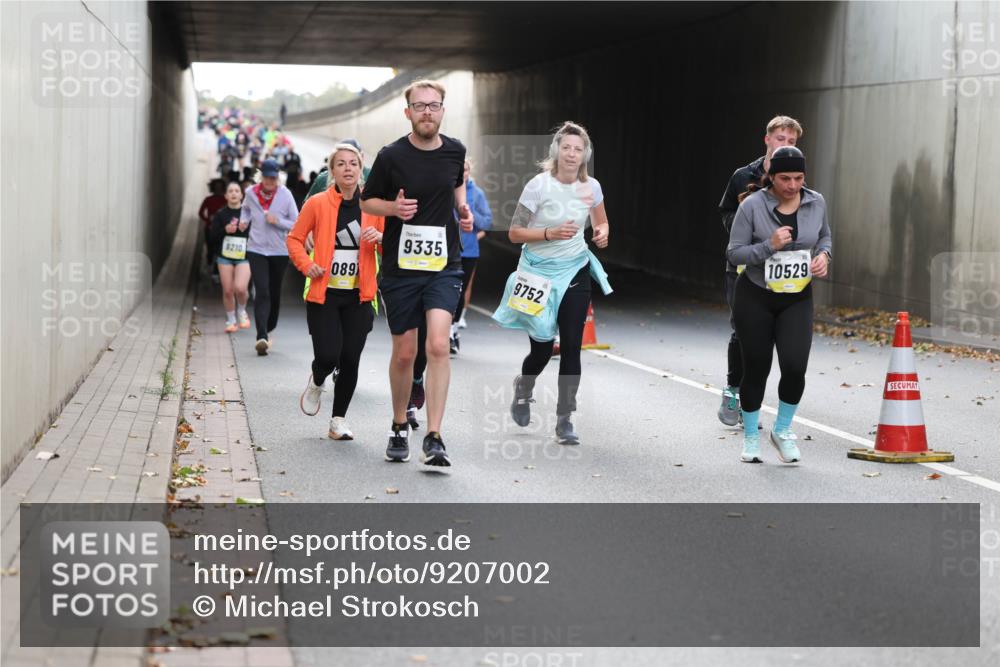 05.10.2025 - 20. swb-Marathon Bremen Michael Strokosch http://msf.ph/oto/9207002 05.10.2025 10:59:00 Laufen 210, 089, 9335, 9752, 10529 meine-sportfotos.de