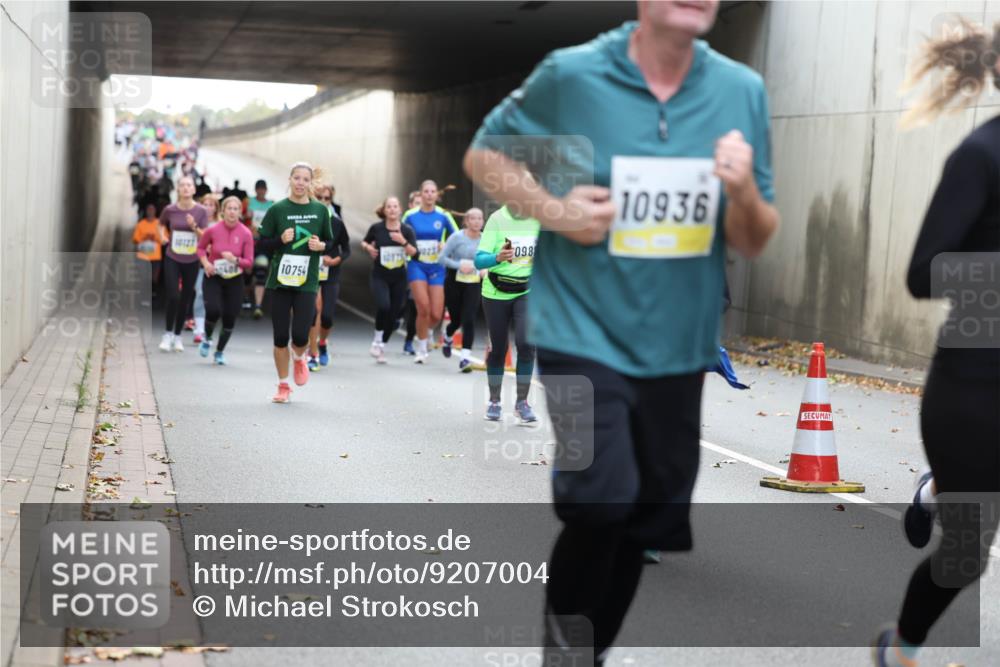 05.10.2025 - 20. swb-Marathon Bremen Michael Strokosch http://msf.ph/oto/9207004 05.10.2025 10:52:29 Laufen 10127, 098, 1040, 10754, 10936 meine-sportfotos.de
