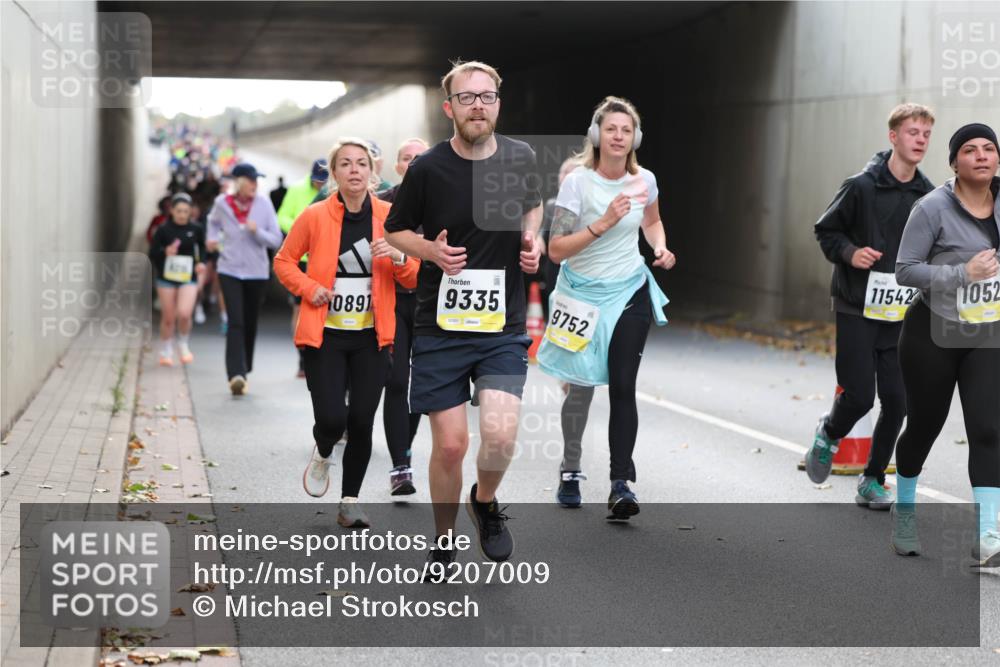 05.10.2025 - 20. swb-Marathon Bremen Michael Strokosch http://msf.ph/oto/9207009 05.10.2025 10:59:01 Laufen 0891, 9335, 9752, 11542, 1052 meine-sportfotos.de