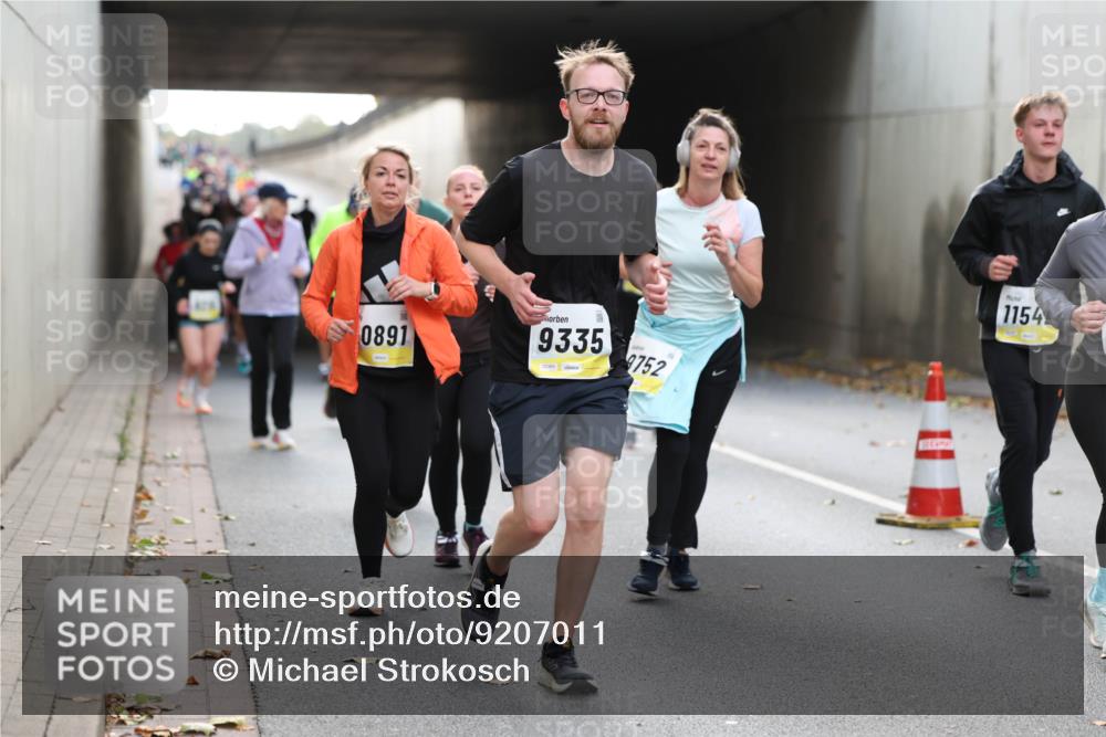 05.10.2025 - 20. swb-Marathon Bremen Michael Strokosch http://msf.ph/oto/9207011 05.10.2025 10:59:02 Laufen 0891, 9335, 02360, 9752, 1154 meine-sportfotos.de