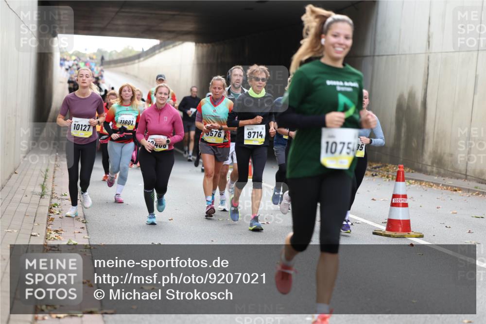 05.10.2025 - 20. swb-Marathon Bremen Michael Strokosch http://msf.ph/oto/9207021 05.10.2025 10:52:33 Laufen 10127, 11601, 400, 576, 9714, 107595 meine-sportfotos.de