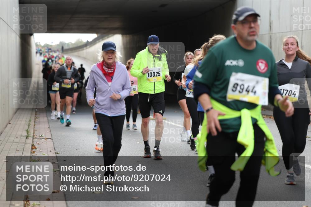 05.10.2025 - 20. swb-Marathon Bremen Michael Strokosch http://msf.ph/oto/9207024 05.10.2025 10:59:05 Laufen 1043, 2822, 19, 10025, 9944, 1704 meine-sportfotos.de
