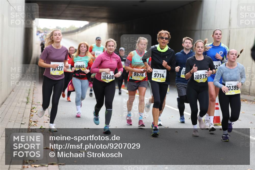 05.10.2025 - 20. swb-Marathon Bremen Michael Strokosch http://msf.ph/oto/9207029 05.10.2025 10:52:34 Laufen 0127, 11601, 10408, 9576, 9714, 10975, 27, 0395 meine-sportfotos.de