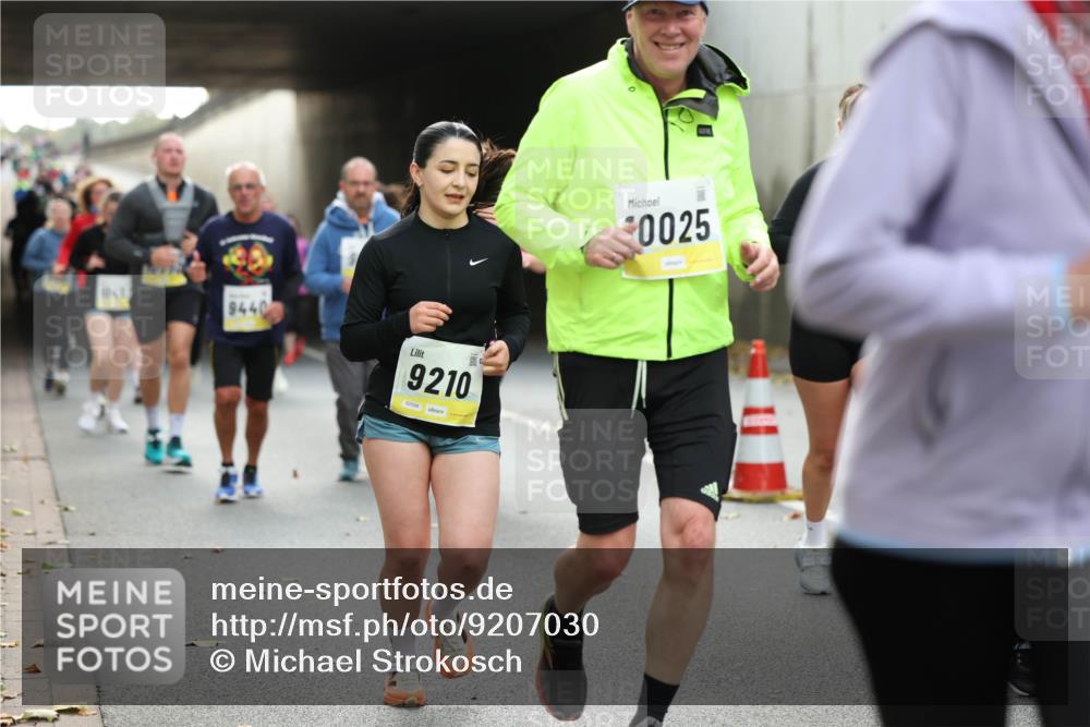 05.10.2025 - 20. swb-Marathon Bremen Michael Strokosch http://msf.ph/oto/9207030 05.10.2025 10:59:08 Laufen 9440, 9210, 0025 meine-sportfotos.de