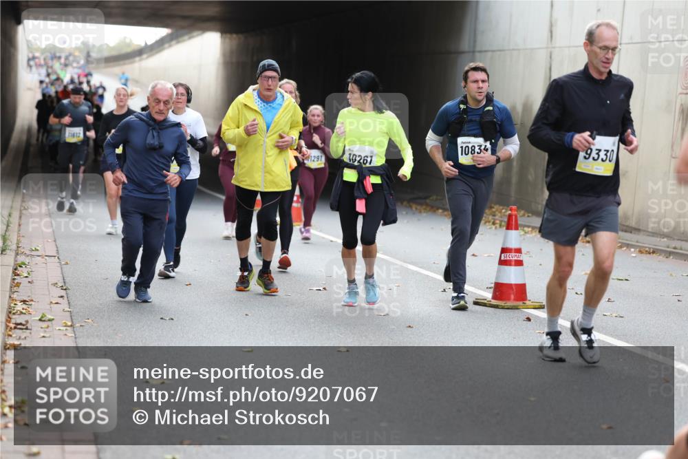 05.10.2025 - 20. swb-Marathon Bremen Michael Strokosch http://msf.ph/oto/9207067 05.10.2025 10:52:41 Laufen 11612, 1291, 10261, 10834, 9330 meine-sportfotos.de