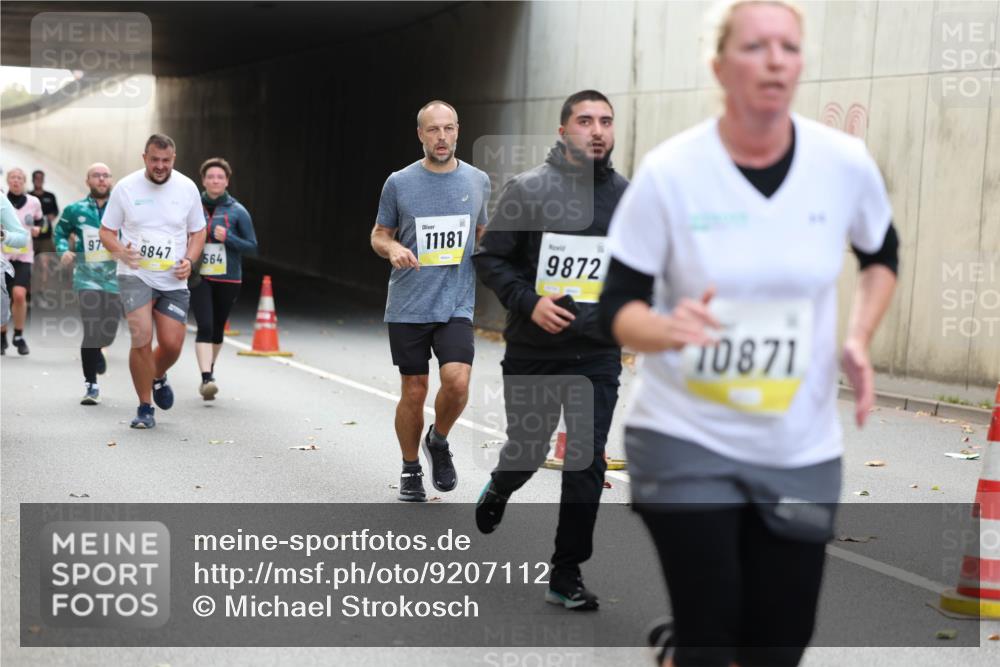 05.10.2025 - 20. swb-Marathon Bremen Michael Strokosch http://msf.ph/oto/9207112 05.10.2025 10:52:52 Laufen 97, 9847, 564, 11181, 9872, 10871 meine-sportfotos.de