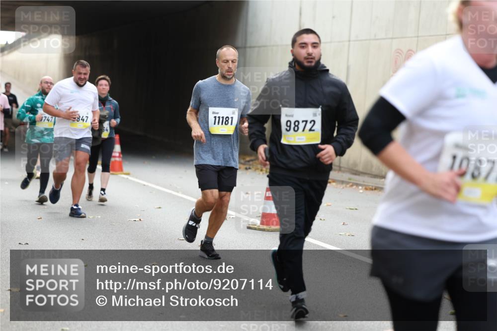 05.10.2025 - 20. swb-Marathon Bremen Michael Strokosch http://msf.ph/oto/9207114 05.10.2025 10:52:52 Laufen 747, 847, 11181, 9872, 1987 meine-sportfotos.de