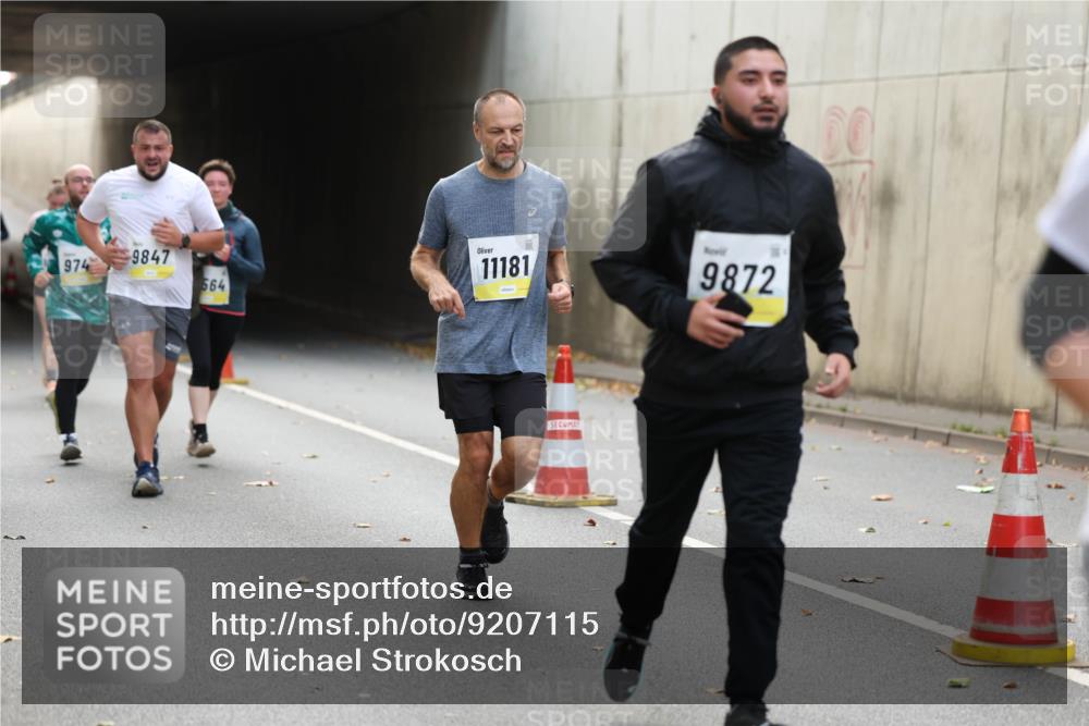 05.10.2025 - 20. swb-Marathon Bremen Michael Strokosch http://msf.ph/oto/9207115 05.10.2025 10:52:53 Laufen 11181, 9872, 974, 9847, 564, 00 meine-sportfotos.de