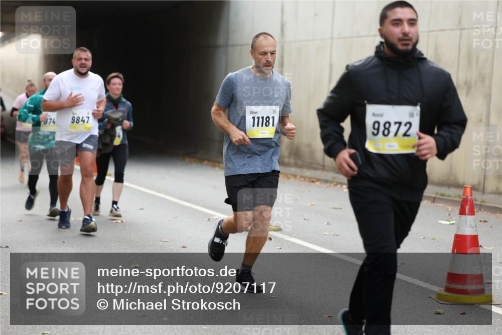 05.10.2025 - 20. swb-Marathon Bremen Michael Strokosch http://msf.ph/oto/9207117 05.10.2025 10:52:53 Laufen 974, 9847, 11181, 9872 meine-sportfotos.de