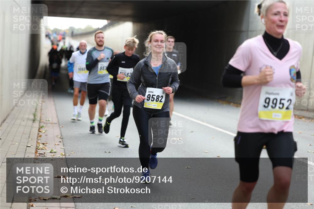 05.10.2025 - 20. swb-Marathon Bremen Michael Strokosch http://msf.ph/oto/9207144 05.10.2025 10:52:59 Laufen 962, 562, 9952, 9582 meine-sportfotos.de