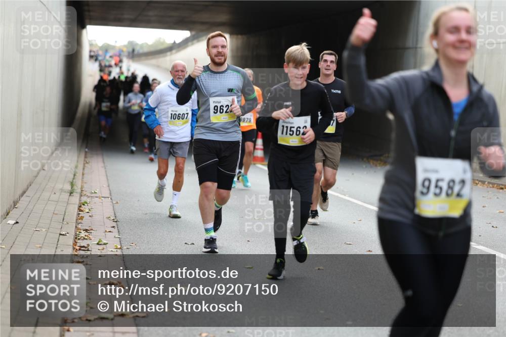 05.10.2025 - 20. swb-Marathon Bremen Michael Strokosch http://msf.ph/oto/9207150 05.10.2025 10:53:00 Laufen 10607, 9622, 9979, 11562, 9582 meine-sportfotos.de