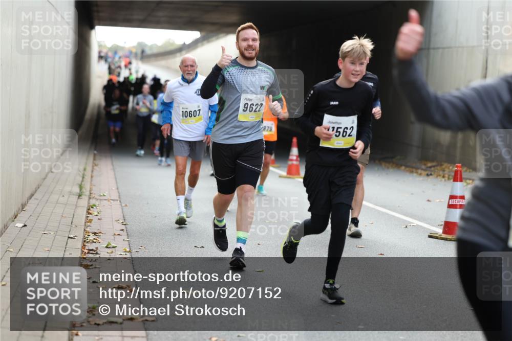 05.10.2025 - 20. swb-Marathon Bremen Michael Strokosch http://msf.ph/oto/9207152 05.10.2025 10:53:00 Laufen 10607, 9622, 2979, 1562 meine-sportfotos.de