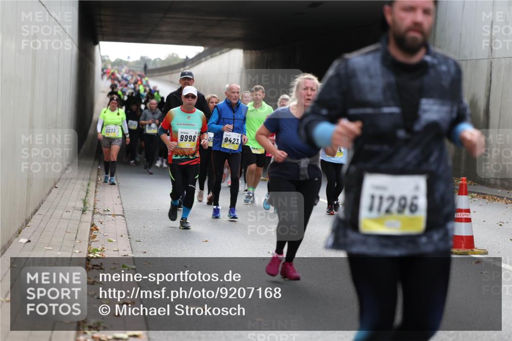05.10.2025 - 20. swb-Marathon Bremen Michael Strokosch http://msf.ph/oto/9207168 05.10.2025 10:59:37 Laufen 11233, 9998, 05, 9423, 11296 meine-sportfotos.de