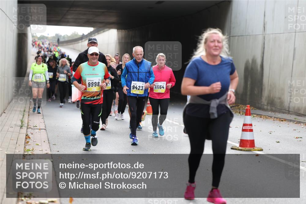 05.10.2025 - 20. swb-Marathon Bremen Michael Strokosch http://msf.ph/oto/9207173 05.10.2025 10:59:38 Laufen 11233, 0848, 20, 9998, 9423, 11164 meine-sportfotos.de