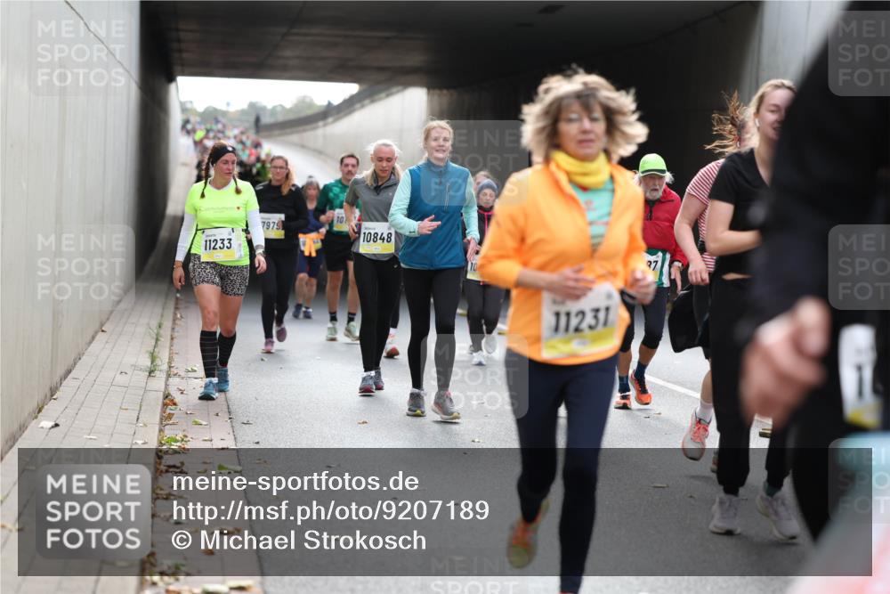 05.10.2025 - 20. swb-Marathon Bremen Michael Strokosch http://msf.ph/oto/9207189 05.10.2025 10:59:43 Laufen 7979, 11233, 10, 10848, 11231, 87 meine-sportfotos.de