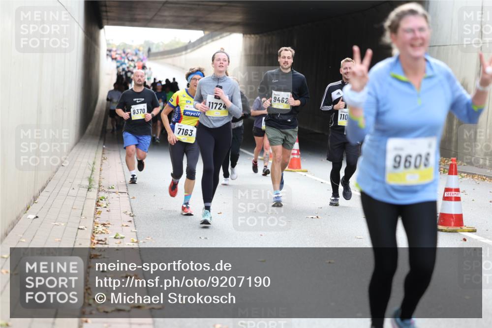 05.10.2025 - 20. swb-Marathon Bremen Michael Strokosch http://msf.ph/oto/9207190 05.10.2025 10:53:07 Laufen 9370, 11724, 9462, 110, 7163, 9608 meine-sportfotos.de