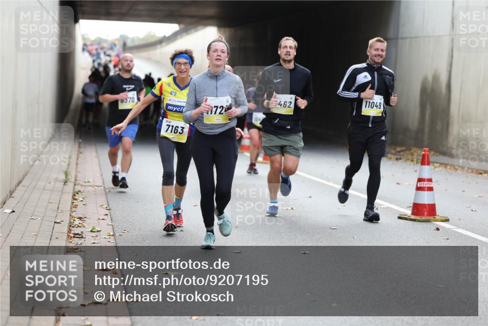 05.10.2025 - 20. swb-Marathon Bremen Michael Strokosch http://msf.ph/oto/9207195 05.10.2025 10:53:08 Laufen 9370, 7163, 72, 104, 462, 11049 meine-sportfotos.de