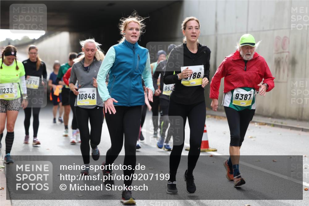 05.10.2025 - 20. swb-Marathon Bremen Michael Strokosch http://msf.ph/oto/9207199 05.10.2025 10:59:46 Laufen 1233, 7979, 10848, 952, 786, 9387 meine-sportfotos.de