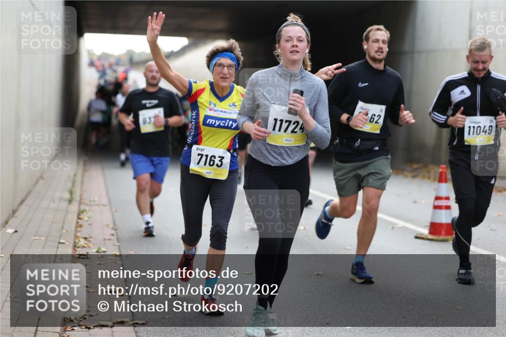 05.10.2025 - 20. swb-Marathon Bremen Michael Strokosch http://msf.ph/oto/9207202 05.10.2025 10:53:09 Laufen 937, 11724, 7163, 62, 62, 11049 meine-sportfotos.de