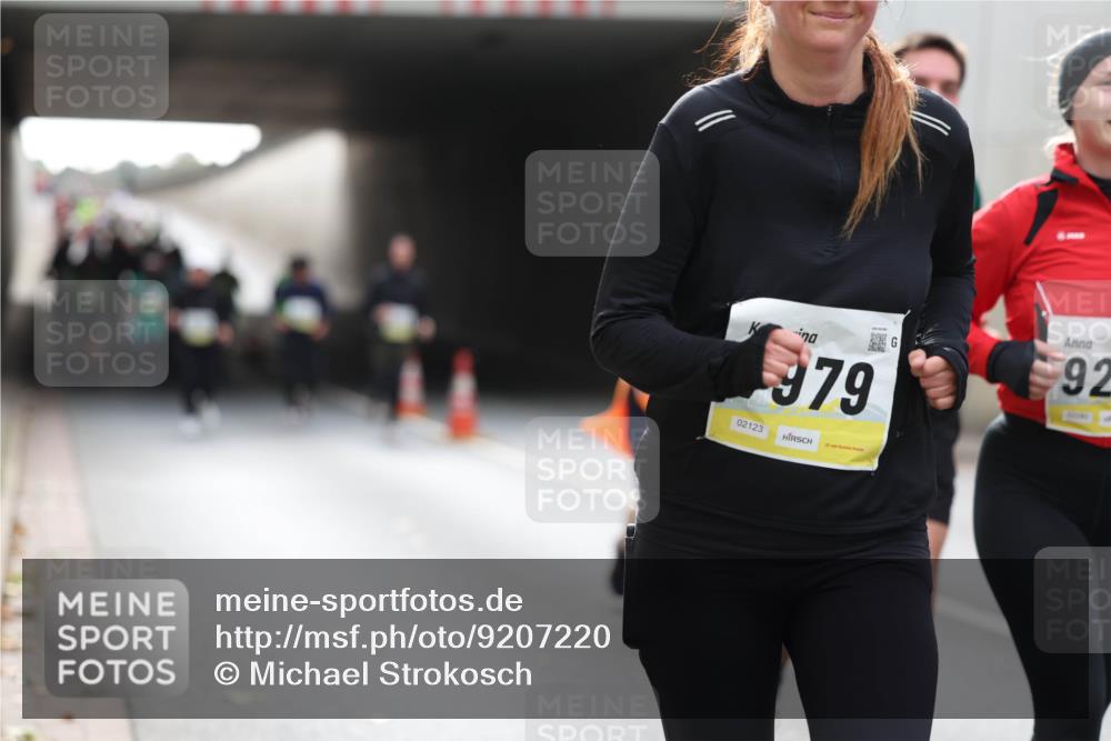 05.10.2025 - 20. swb-Marathon Bremen Michael Strokosch http://msf.ph/oto/9207220 05.10.2025 10:59:50 Laufen 979, 92, 02123 meine-sportfotos.de