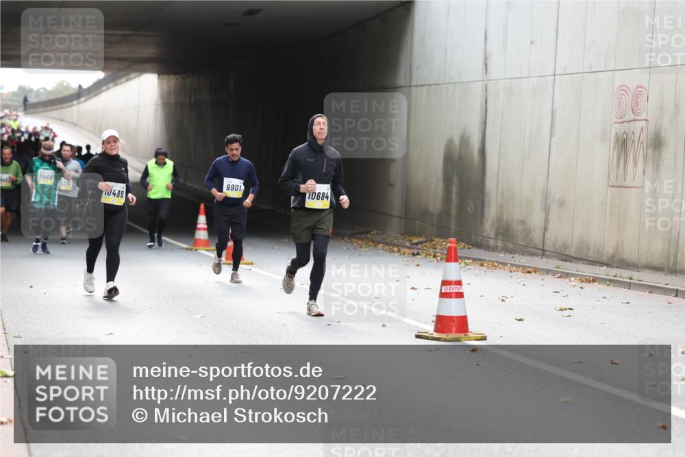 05.10.2025 - 20. swb-Marathon Bremen Michael Strokosch http://msf.ph/oto/9207222 05.10.2025 10:59:53 Laufen 11468, 0462, 11270, 0498, 9901, 10684, 00 meine-sportfotos.de