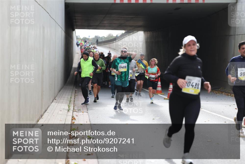 05.10.2025 - 20. swb-Marathon Bremen Michael Strokosch http://msf.ph/oto/9207241 05.10.2025 10:59:57 Laufen 11468, 70, 10990, 0438, 99 meine-sportfotos.de