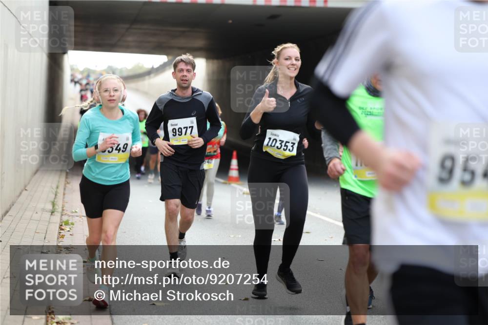 05.10.2025 - 20. swb-Marathon Bremen Michael Strokosch http://msf.ph/oto/9207254 05.10.2025 10:53:22 Laufen 549, 9977, 10353, 954 meine-sportfotos.de