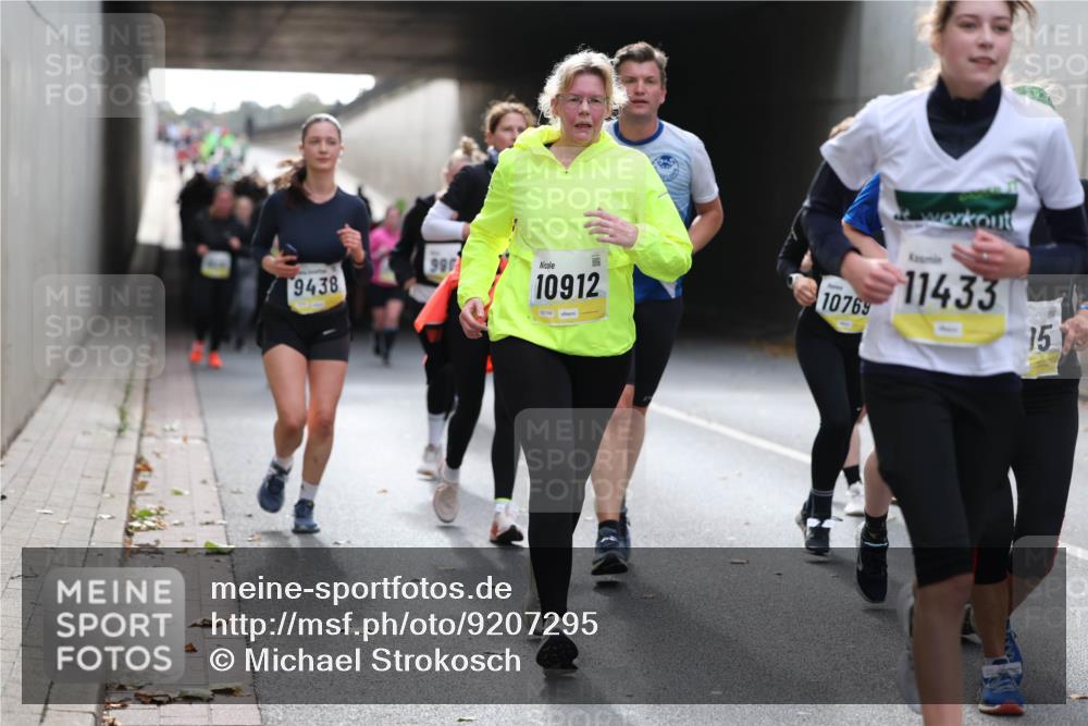 05.10.2025 - 20. swb-Marathon Bremen Michael Strokosch http://msf.ph/oto/9207295 05.10.2025 11:00:09 Laufen 9438, 990, 10912, 02159, 10769, 11433, 15 meine-sportfotos.de