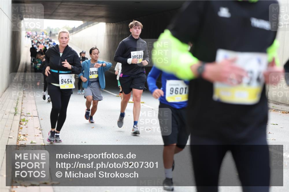 05.10.2025 - 20. swb-Marathon Bremen Michael Strokosch http://msf.ph/oto/9207301 05.10.2025 10:53:32 Laufen 9454, 0679, 10588, 9601 meine-sportfotos.de