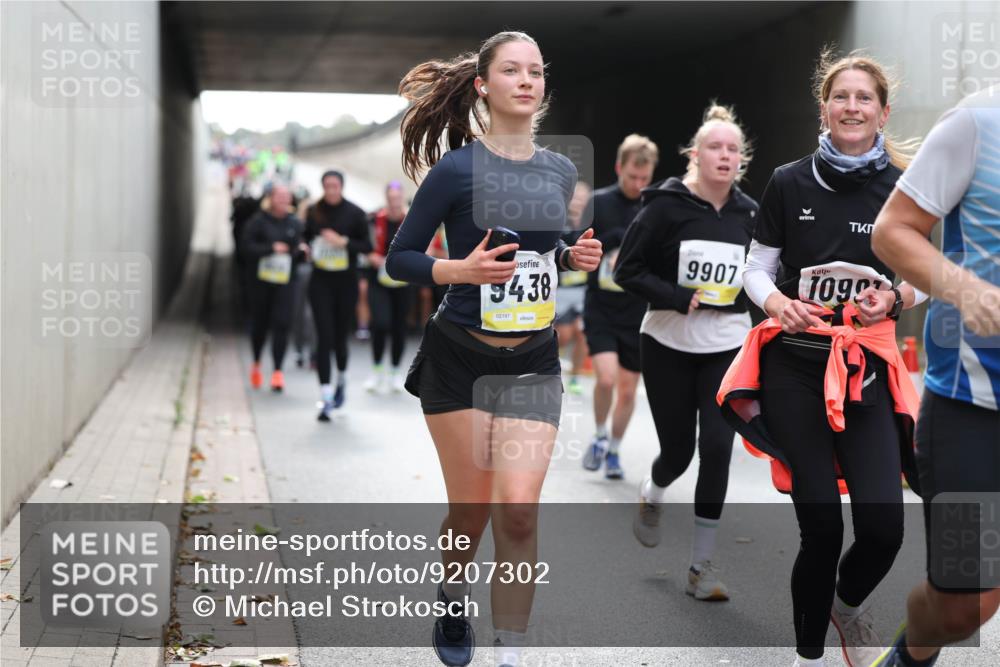 05.10.2025 - 20. swb-Marathon Bremen Michael Strokosch http://msf.ph/oto/9207302 05.10.2025 11:00:11 Laufen 9438, 02197, 9907, 1099 meine-sportfotos.de
