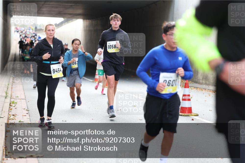 05.10.2025 - 20. swb-Marathon Bremen Michael Strokosch http://msf.ph/oto/9207303 05.10.2025 10:53:33 Laufen 9454, 1067, 1058, 2601 meine-sportfotos.de