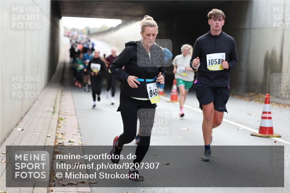 05.10.2025 - 20. swb-Marathon Bremen Michael Strokosch http://msf.ph/oto/9207307 05.10.2025 10:53:34 Laufen 9454, 10588 meine-sportfotos.de