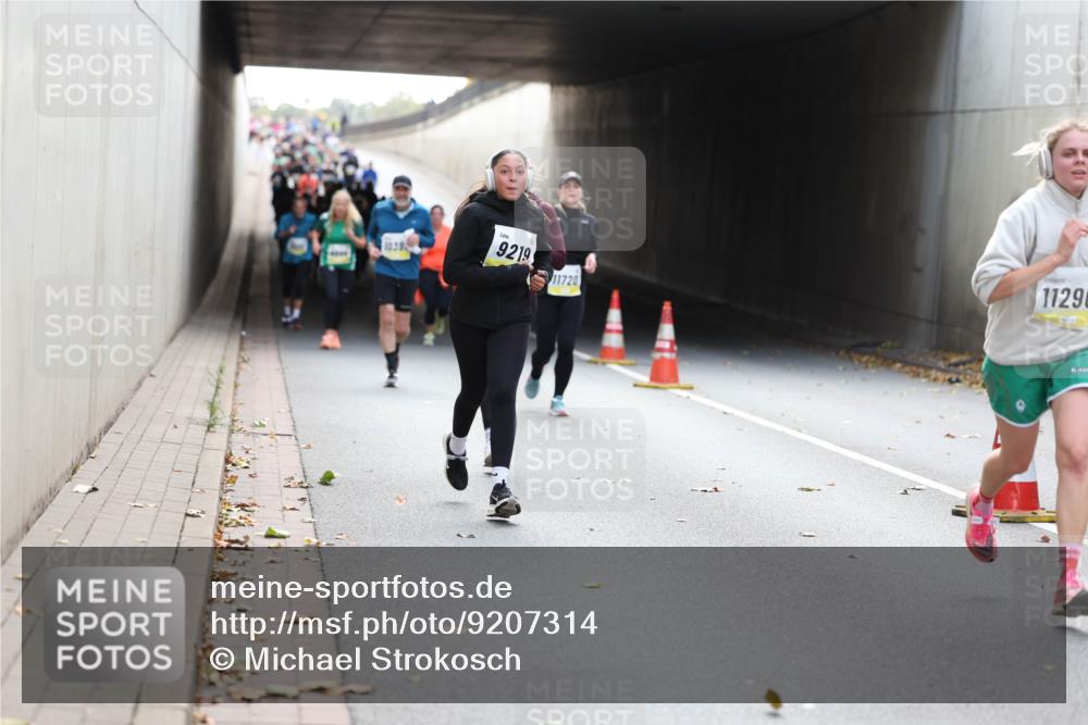 05.10.2025 - 20. swb-Marathon Bremen Michael Strokosch http://msf.ph/oto/9207314 05.10.2025 10:53:36 Laufen 1039, 9219, 11720, 11295 meine-sportfotos.de